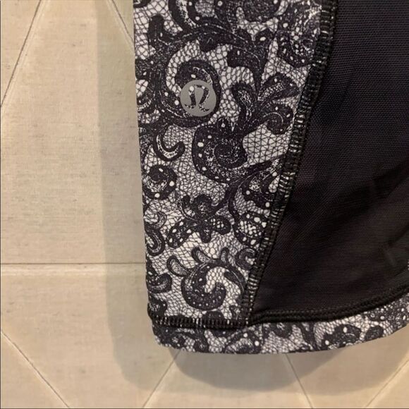 Lululemon Outrun 17" Crop Lace White Black - Picture 10 of 13